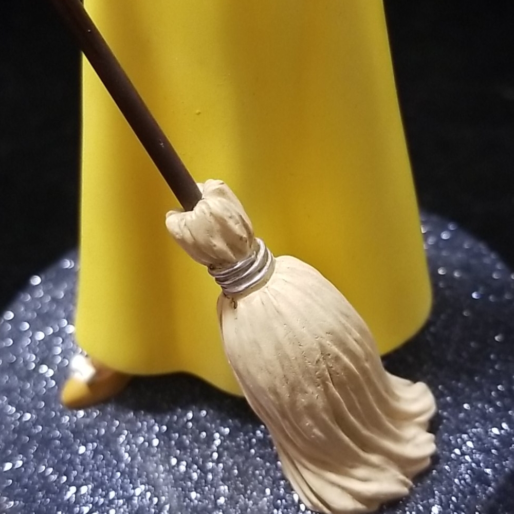 Disney, Snow White statue #17859 - Picture 8 of 15